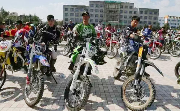 新疆福?！碍h(huán)烏倫古湖”摩托車越野賽，鑫源摩托奪冠